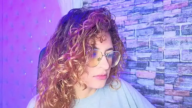 Snapshot of EmiliRouse_ chatting on 11/06/25, 04:02 EmiliRouse online show from 11/06/25, 04:02