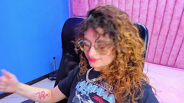 Snapshot of EmiliRouse_ chatting on 11/09/25, 05:22 EmiliRouse online show from 11/09/25, 05:22