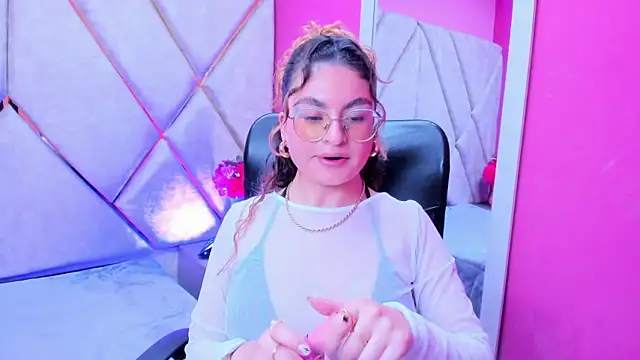 Snapshot of EmiliRouse_ chatting on 11/13/25, 02:43 EmiliRouse online show from 11/13/25, 02:43