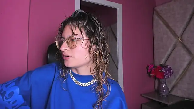 Snapshot of EmiliRouse_ chatting on 11/19/25, 02:55 EmiliRouse online show from 11/19/25, 02:55