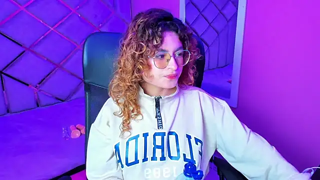 Snapshot of EmiliRouse_ chatting on 11/20/25, 04:12 EmiliRouse online show from 11/20/25, 04:12