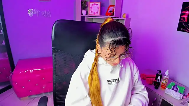 Snapshot of EmiliRouse_ chatting on 11/22/25, 01:48 EmiliRouse online show from 11/22/25, 01:48