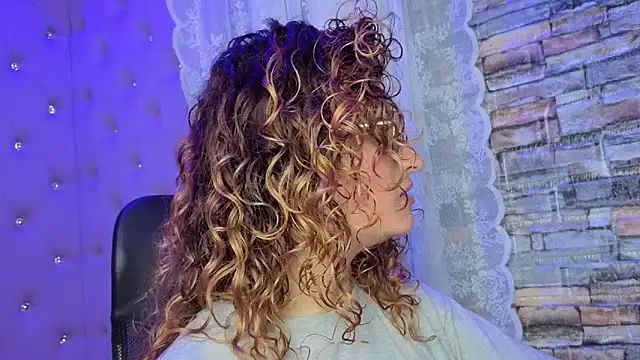 Snapshot of EmiliRouse_ chatting on 11/25/25, 03:06 EmiliRouse online show from 11/25/25, 03:06