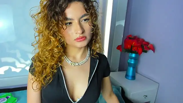 Snapshot of EmiliRouse_ chatting on 11/26/25, 04:35 EmiliRouse online show from 11/26/25, 04:35