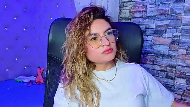 Snapshot of EmiliRouse_ chatting on 12/14/25, 02:50 EmiliRouse online show from 12/14/25, 02:50