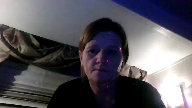 Snapshot of EazyEMLXL chatting on 10/25/25, 08:55 EazyEMLXL online show from 10/25/25, 08:55