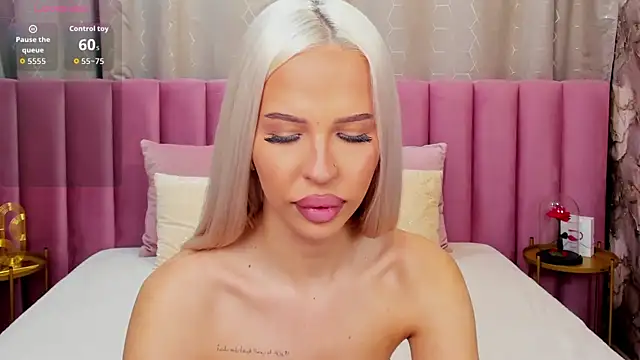 Snapshot of KailaCrystall chatting on 10/22/25, 01:17 KailaCrystall online show from 10/22/25, 01:17