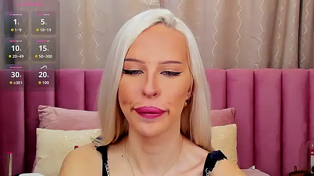 Snapshot of KailaCrystall chatting on 12/14/25, 01:33 KailaCrystall online show from 12/14/25, 01:33