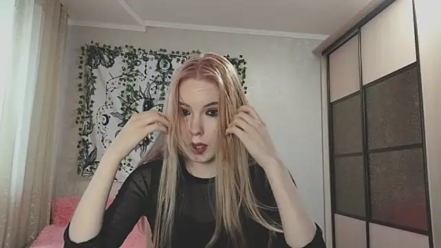 Snapshot of VETT_KITTY chatting on 11/24/25, 06:24 VETT KITTY online show from 11/24/25, 06:24