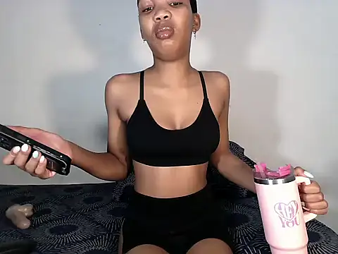 Snapshot of MinnieBee101 chatting on 11/23/25, 10:37 MinnieBee101 online show from 11/23/25, 10:37