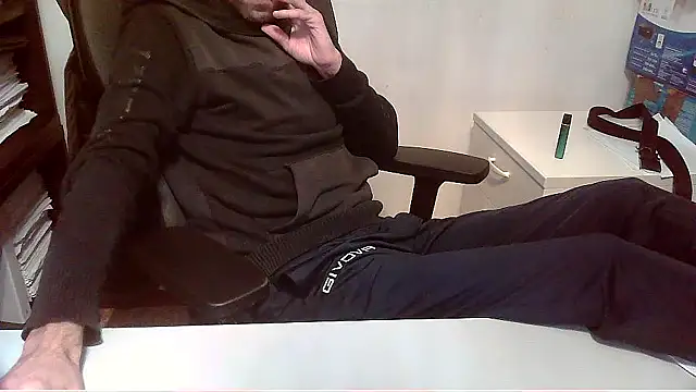 Snapshot of topg84 chatting on 11/18/25, 05:39 topg84 online show from 11/18/25, 05:39