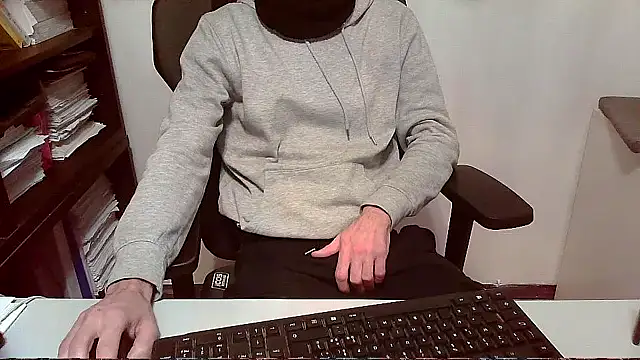 Snapshot of topg84 chatting on 11/27/25, 06:32 topg84 online show from 11/27/25, 06:32