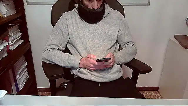 Snapshot of topg84 chatting on 11/28/25, 05:59 topg84 online show from 11/28/25, 05:59