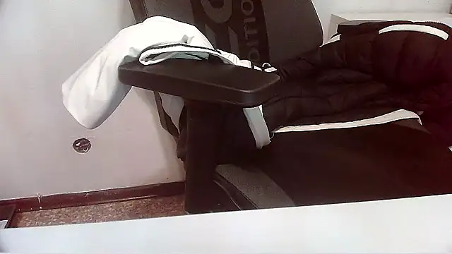 Snapshot of topg84 chatting on 01/18/26, 05:17 topg84 online show from 01/18/26, 05:17