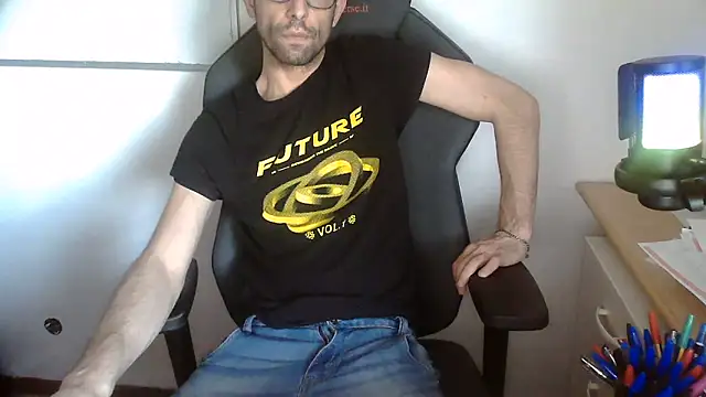 Snapshot of topg84 chatting on 05/25/26, 04:35 topg84 online show from 05/25/26, 04:35