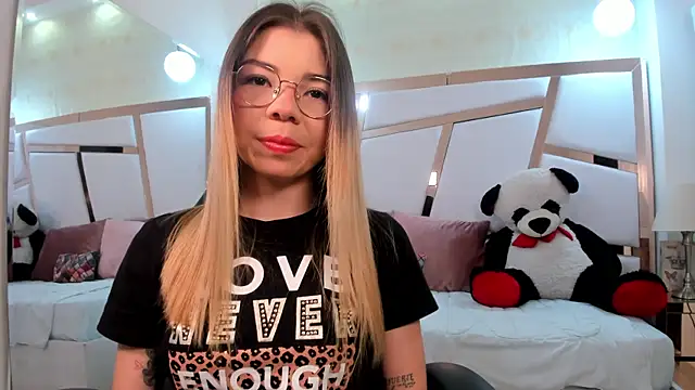 Snapshot of helen_shanon chatting on 11/21/25, 09:46 helen shanon online show from 11/21/25, 09:46