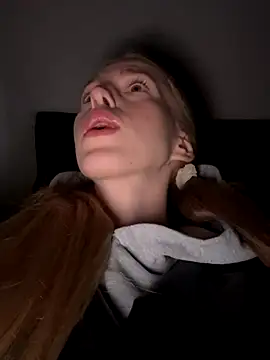 kira mia online show from 11/28/25, 03:36