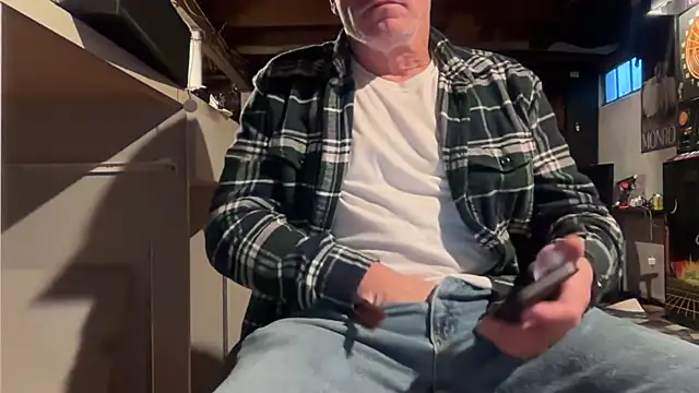 Snapshot of Kneetoe2025 chatting on 12/03/25, 10:08 Kneetoe2025 online show from 12/03/25, 10:08