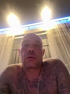 Snapshot of gitanoMad chatting on 10/26/25, 01:11 gitanoMad online show from 10/26/25, 01:11