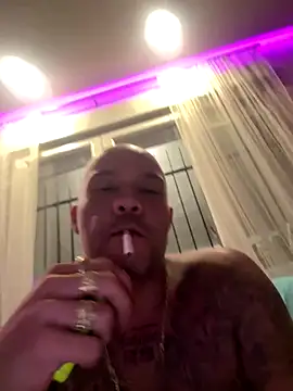 Snapshot of gitanoMad chatting on 10/27/25, 01:20 gitanoMad online show from 10/27/25, 01:20