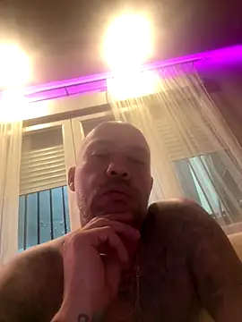 Snapshot of gitanoMad chatting on 11/23/25, 11:48 gitanoMad online show from 11/23/25, 11:48