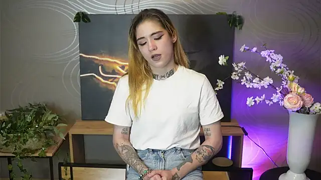 VelvaKientz online show from 10/22/25, 04:57