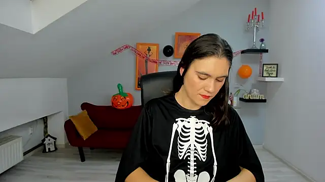 IzzyMonro online show from 10/30/25, 08:53