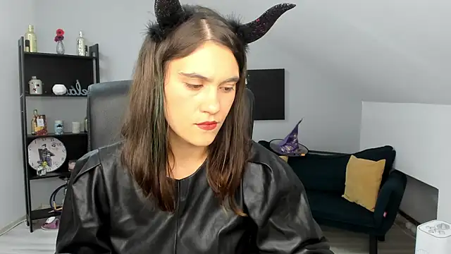 IzzyMonro online show from 10/31/25, 09:05