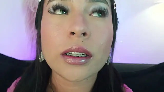 Snapshot of mia_roux1 chatting on 05/15/26, 09:33 mia roux1 online show from 05/15/26, 09:33
