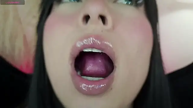 Snapshot of mia_roux1 chatting on 06/12/26, 01:15 mia roux1 online show from 06/12/26, 01:15