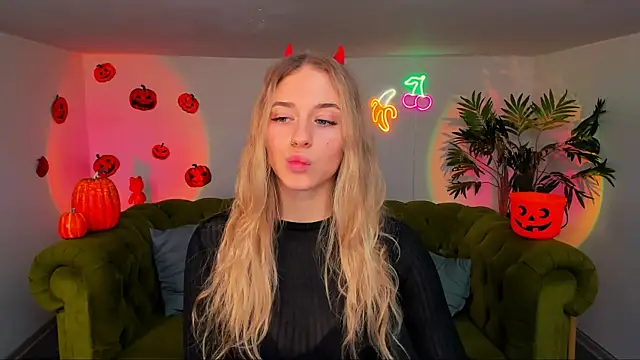 Snapshot of sassy_cutie chatting on 10/29/25, 06:37 sassy cutie online show from 10/29/25, 06:37