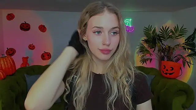 Snapshot of sassy_cutie chatting on 10/30/25, 08:20 sassy cutie online show from 10/30/25, 08:20