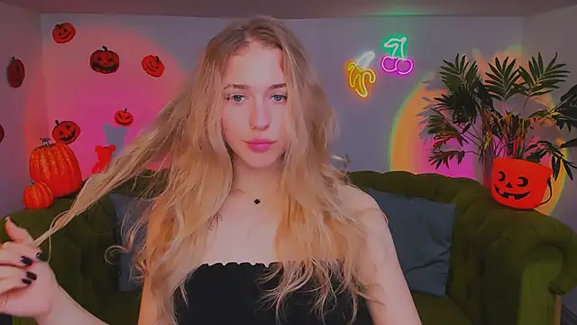 Snapshot of sassy_cutie chatting on 11/03/25, 01:45 sassy cutie online show from 11/03/25, 01:45