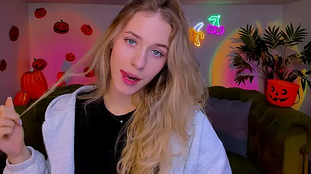 Snapshot of sassy_cutie chatting on 11/10/25, 06:01 sassy cutie online show from 11/10/25, 06:01