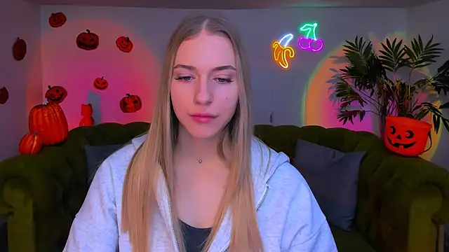 Snapshot of sassy_cutie chatting on 11/11/25, 06:02 sassy cutie online show from 11/11/25, 06:02