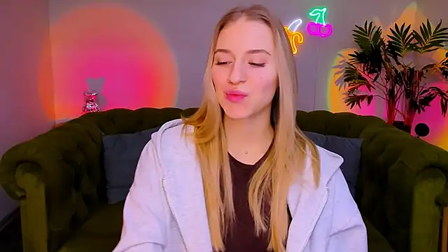 Snapshot of sassy_cutie chatting on 11/17/25, 06:08 sassy cutie online show from 11/17/25, 06:08