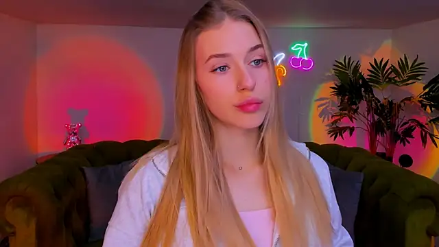 Snapshot of sassy_cutie chatting on 11/19/25, 06:02 sassy cutie online show from 11/19/25, 06:02