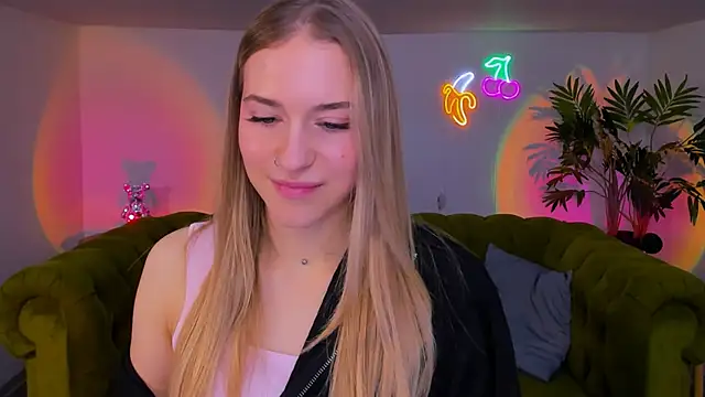 Snapshot of sassy_cutie chatting on 11/24/25, 01:11 sassy cutie online show from 11/24/25, 01:11