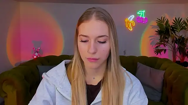 Snapshot of sassy_cutie chatting on 11/25/25, 01:22 sassy cutie online show from 11/25/25, 01:22