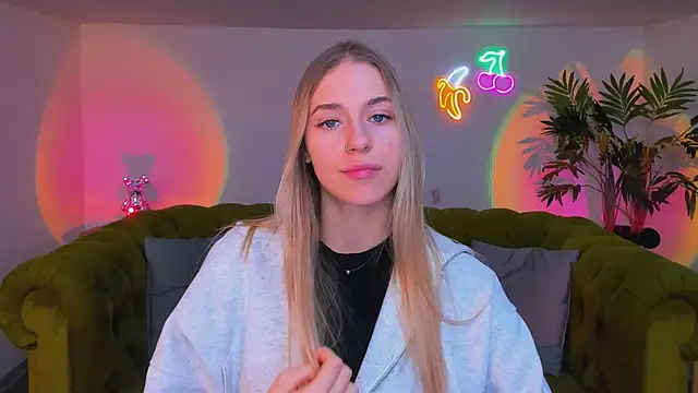 Snapshot of sassy_cutie chatting on 11/28/25, 08:00 sassy cutie online show from 11/28/25, 08:00