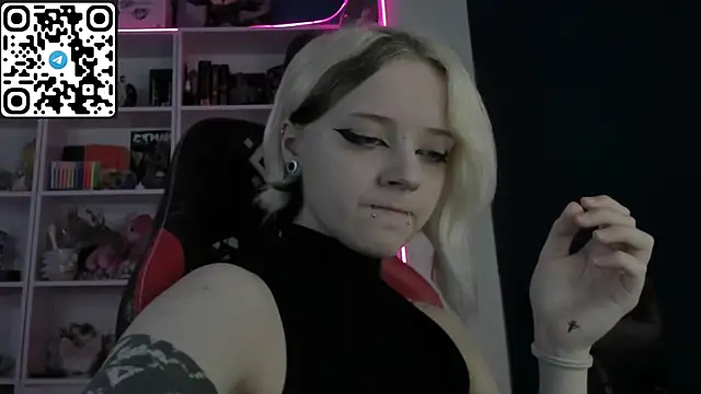 Snapshot of Holy_Mistress_S chatting on 05/10/26, 08:41 Holy Mistress S online show from 05/10/26, 08:41