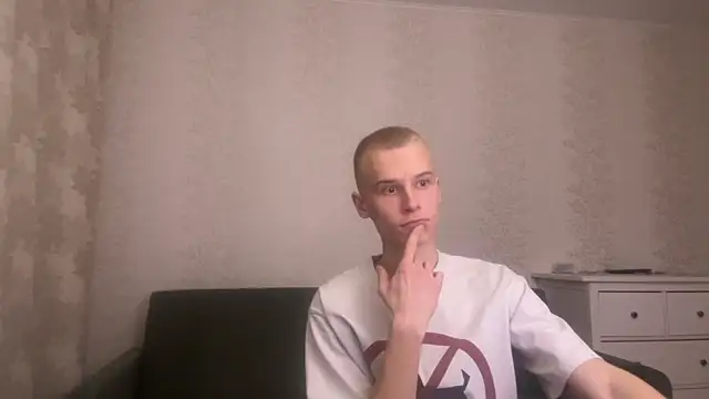 Snapshot of LukaBS1 chatting on 10/28/25, 05:04 LukaBS1 online show from 10/28/25, 05:04