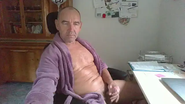 Lutzi1970 online show from 11/17/25, 08:42