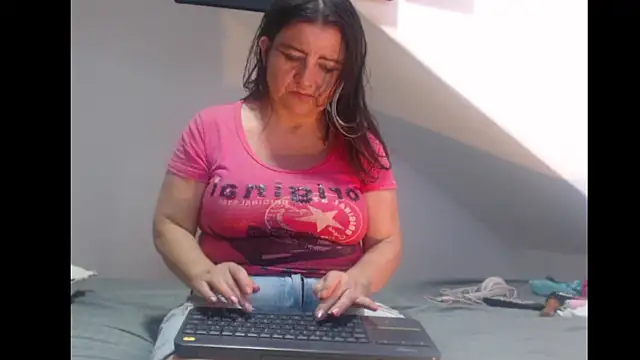 Snapshot of Debora_Cienfuegos25 chatting on 02/22/26, 02:02 Debora Cienfuegos25 online show from 02/22/26, 02:02