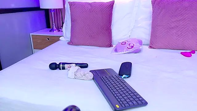 AdelineJhones online show from 12/04/25, 02:15