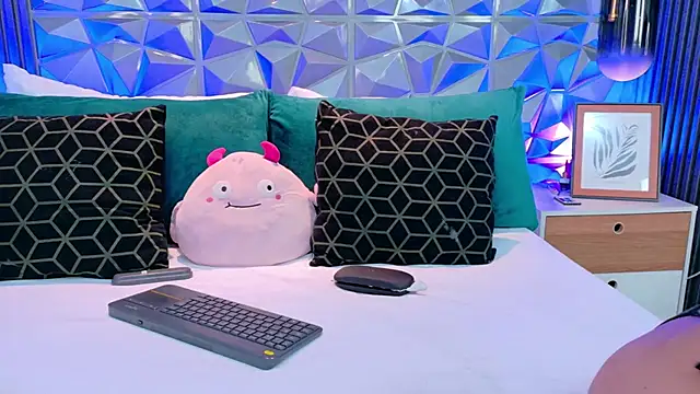 AdelineJhones online show from 04/19/26, 02:16