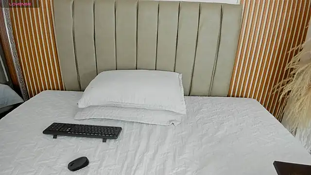 Endiira  online show from 11/21/25, 12:04