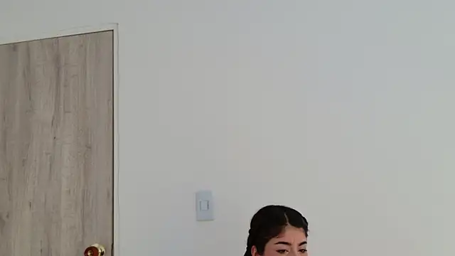 LisaMartinez34 online show from 10/27/25, 05:50