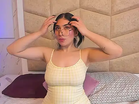 Snapshot of EmmaColliinss chatting on 10/28/25, 01:58 EmmaColliinss online show from 10/28/25, 01:58