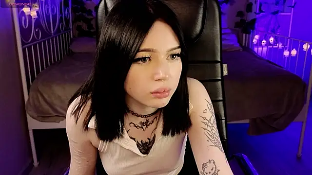 Snapshot of Emma_Kirks chatting on 10/23/25, 12:26 Emma Kirks online show from 10/23/25, 12:26